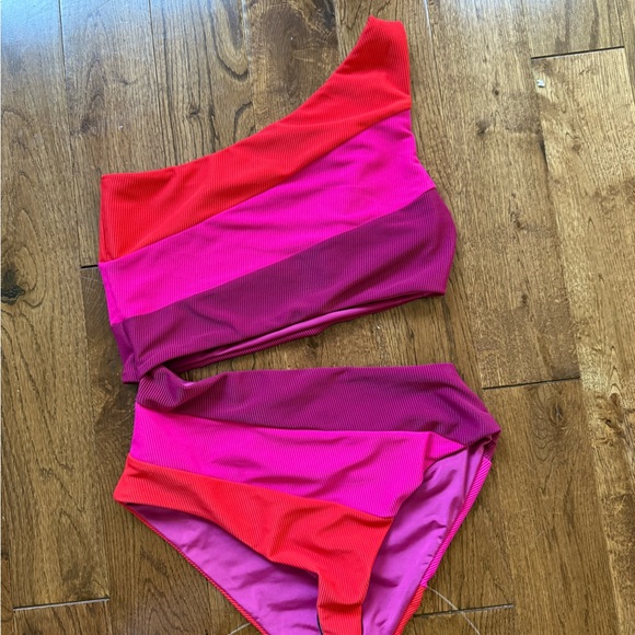 One-Shoulder Colorblock Swimsuit - Picture 2 of 4